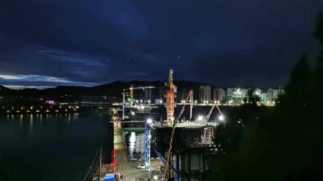 南部嘉陵江三橋主橋1#墩最后一個(gè)41米超寬超大角度斜腹板0#塊成功完成澆筑！