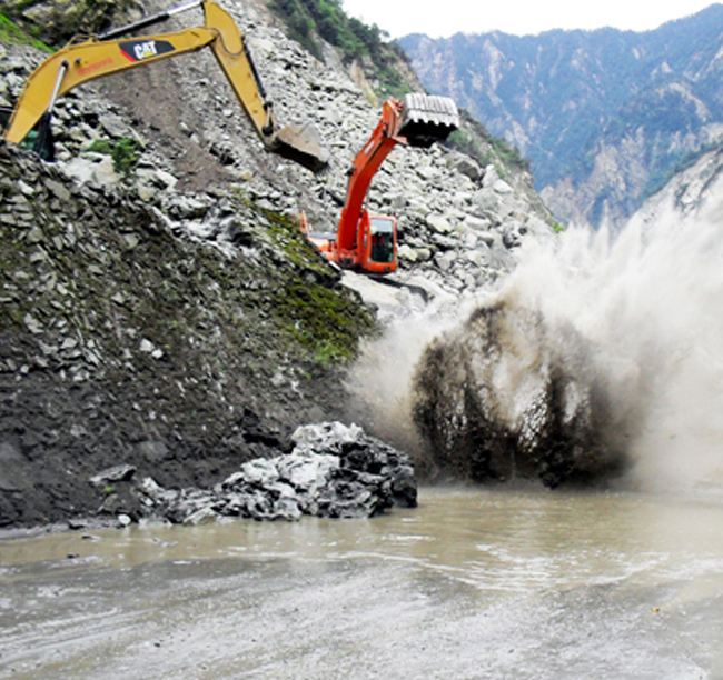 2009年，公司參與災(zāi)后重建項(xiàng)目映（秀）臥（龍）路被洪水沖毀路段的搶通