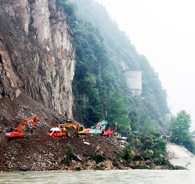 2013年，公司參與蘆山“4.20”地震搶險(xiǎn)在懸崖峭壁中推進(jìn)