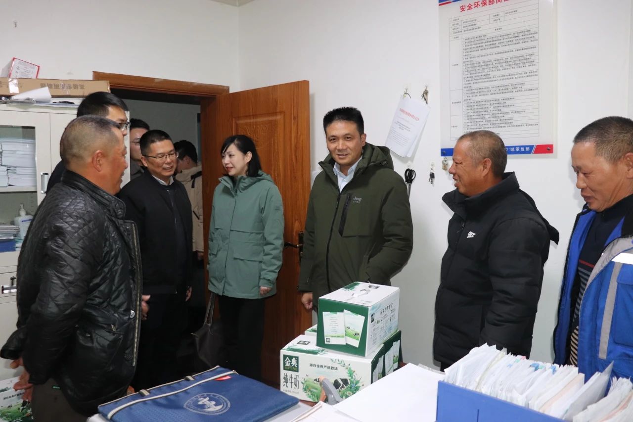 四川路橋黨委委員、董事、工會主席朱年紅赴川交公司項目一線開展“冬送溫暖”慰問活動