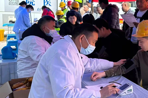 鹽亭經(jīng)開(kāi)區(qū)項(xiàng)目“上門體檢”暖一線，為產(chǎn)業(yè)工人健康“保駕護(hù)航”