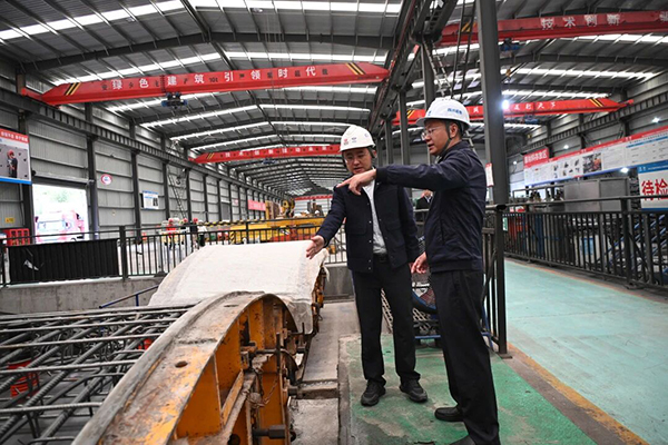 四川路橋黨委委員、紀(jì)委書記焦利軍赴都四項(xiàng)目檢查指導(dǎo)工作