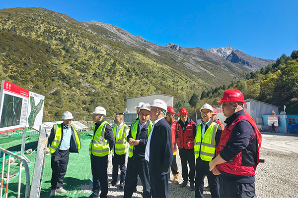 川交公司黨委書記、董事長杜江林赴康新高速項目檢查指導工作