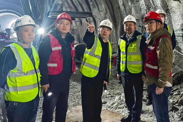 川交公司黨委書記、董事長杜江林赴康新高速項(xiàng)目檢查指導(dǎo)工作